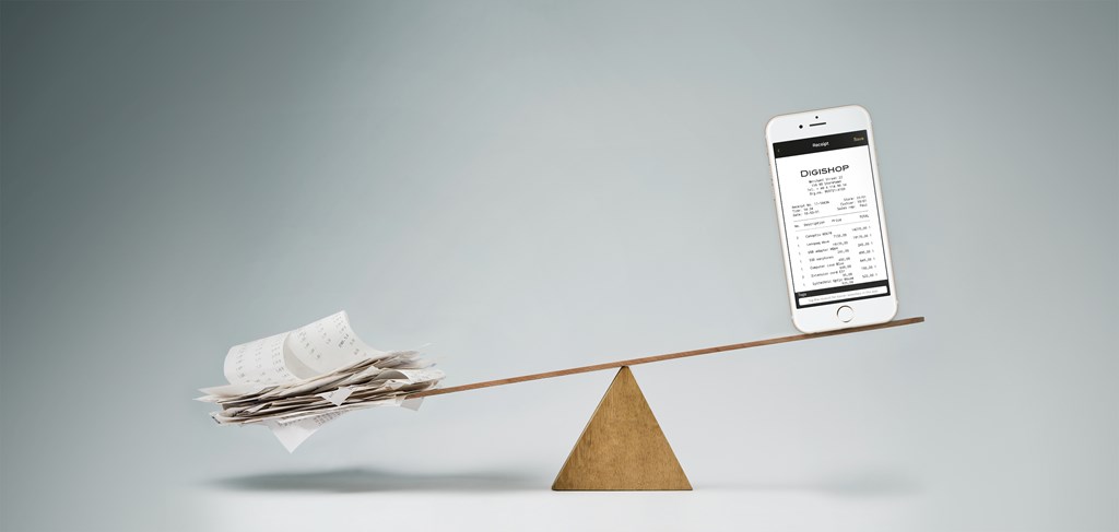 Balansvåg med papperskvitton och mobiltelefon - få kvitto i mobilen