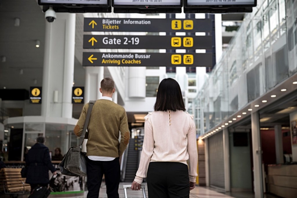 Människor på flygplats,  går mot sin gate