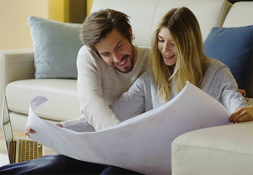 Par tittar på stora papper